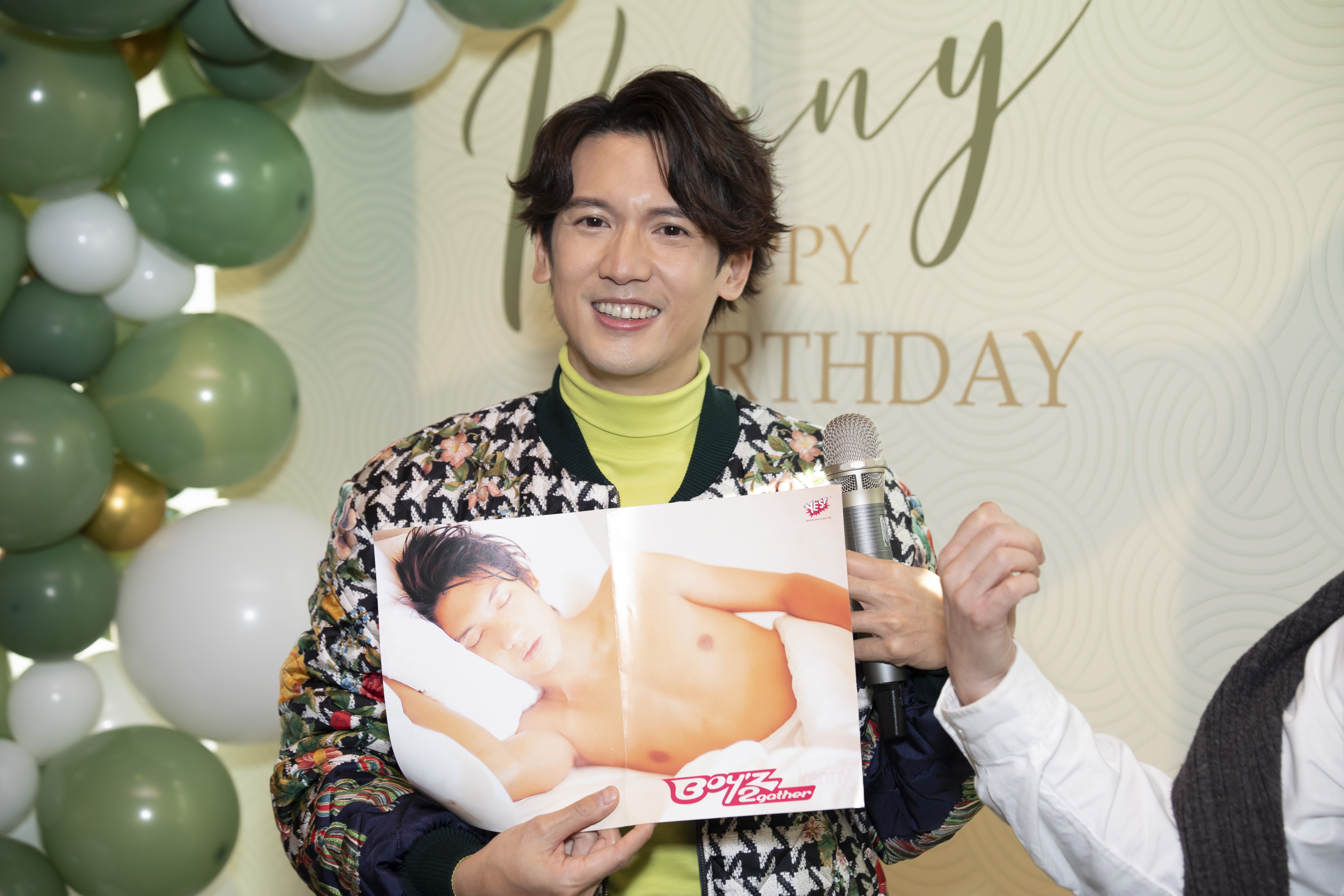 隨後一名fans拎出一張Kenny半裸poster要求簽名，Kenny笑謂：「嗰張可以收埋佢！」