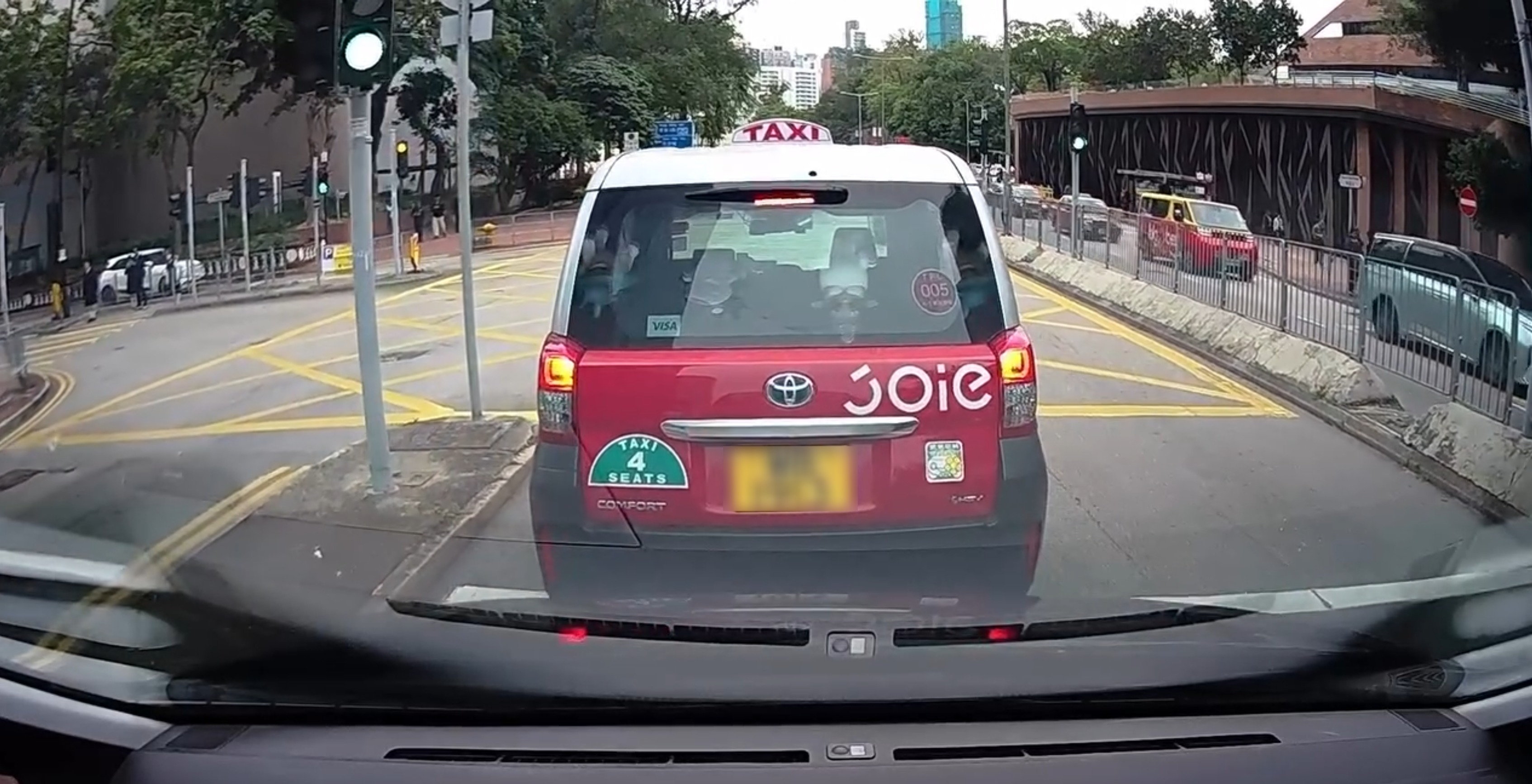 近日網上流傳行車記錄儀片段，顯示一輛的士在燈位起步後突然急煞，險釀追尾事故，引起網民熱議。