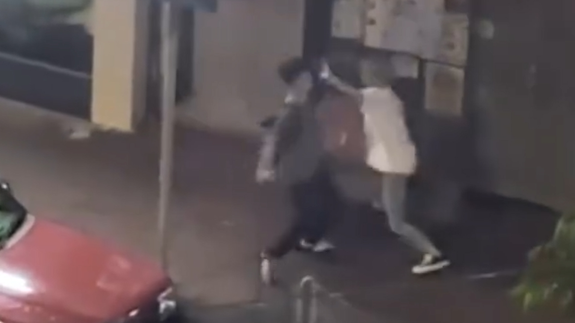 旺角MMA｜7男女砵蘭街打鬥　推撞拉扯勁混亂　糾纏間更撞商店鐵閘