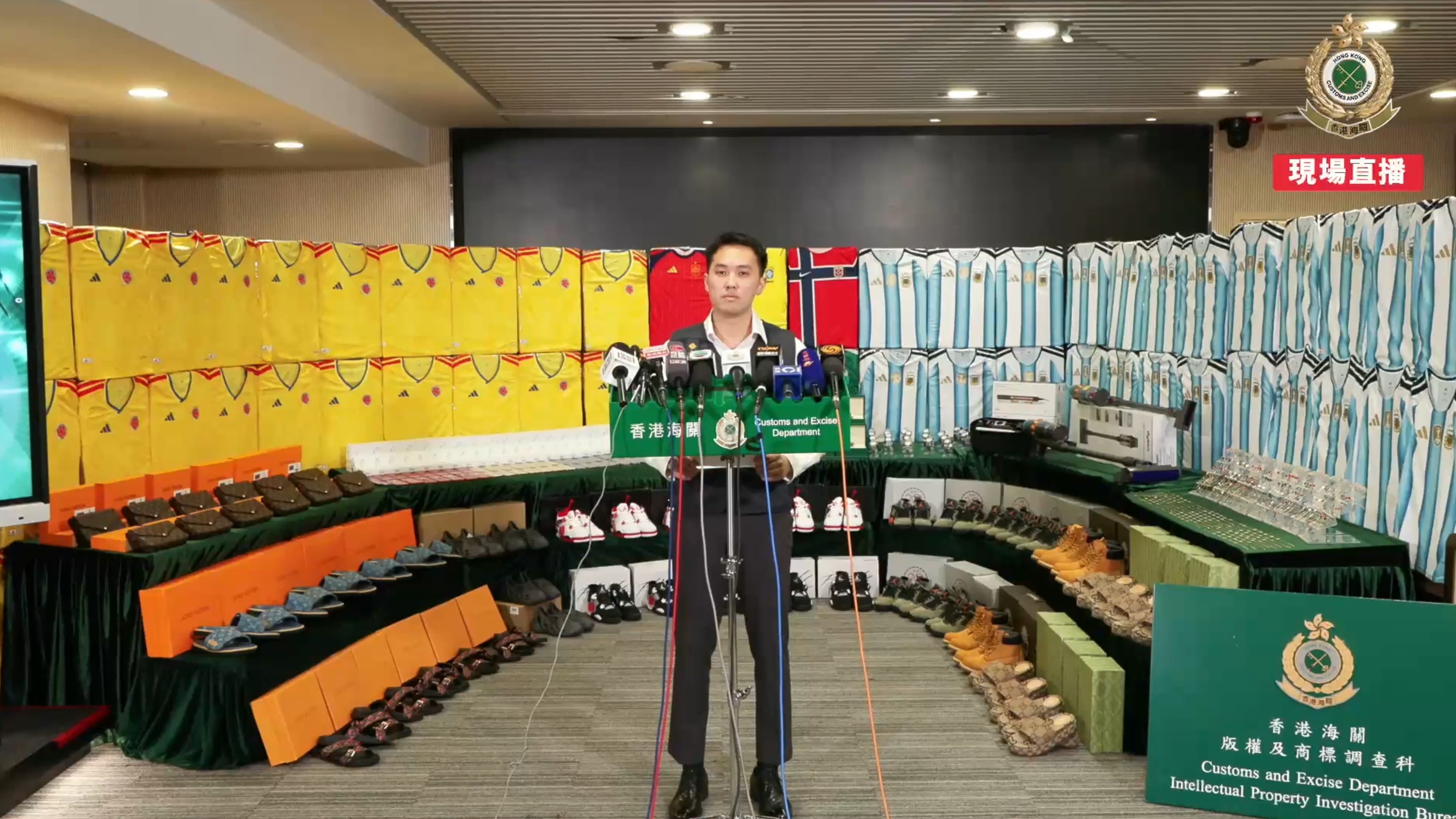 香港海關上月採取特別行動，打擊跨境轉運及供應本地冒牌及侵權貨品活動，檢獲約11萬件冒牌貨，估值約6,400萬元。三名男女被捕，包括一名公司董事。（海關Facebook直播截圖）