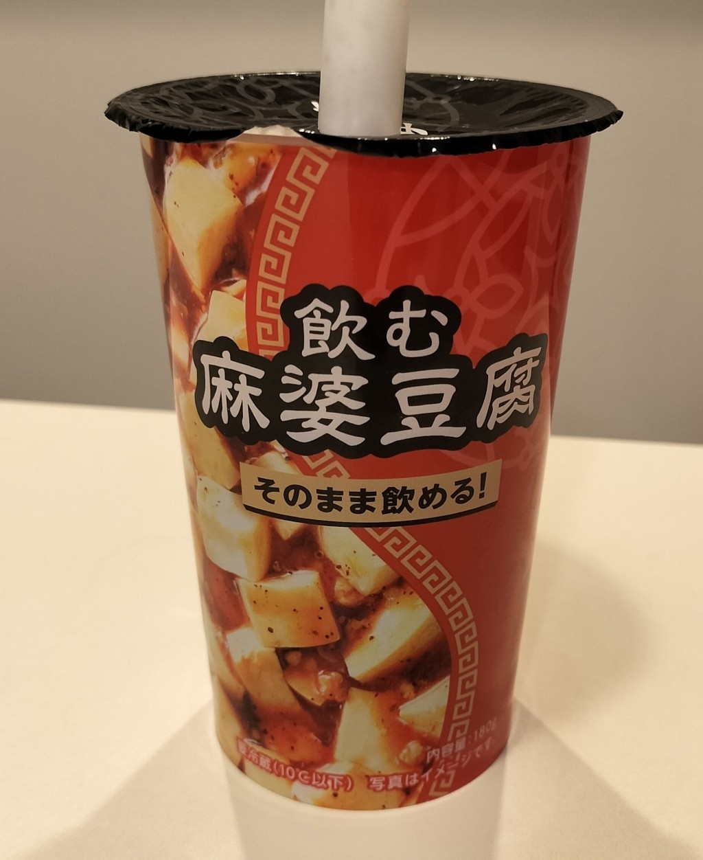 日本連鎖便利店羅森（Lawson）推出可飲用的麻婆豆腐，不過新產品上市後劣評如潮，有網民形容味道恐怖，甚至直言「這不是人類喝的飲料」。（X圖片／@make_gunpla_c）