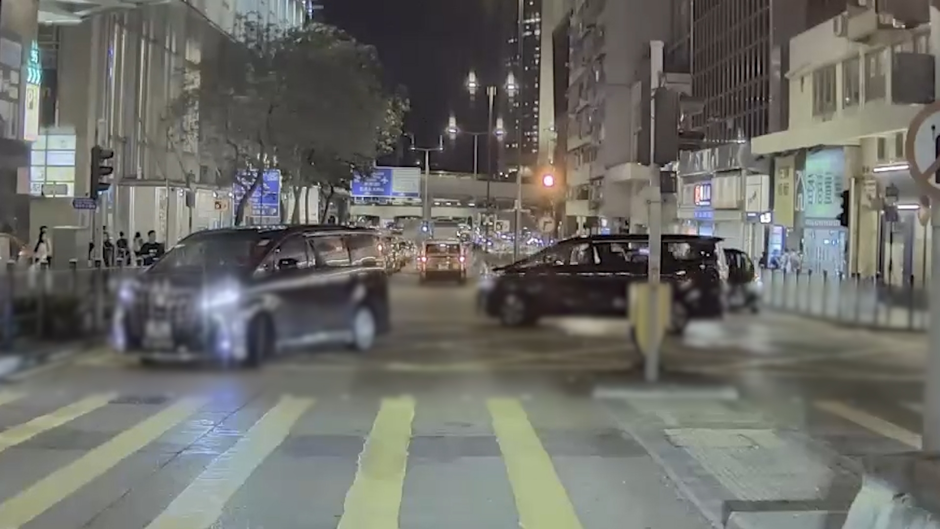 車Cam直擊｜尖沙咀七人車入錯線後逆線　膽大包天越安全島離開
