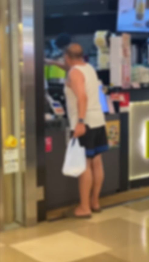 元朗中年漢爆粗大鬧台式飲品店，疑要膠袋不肯加$1。