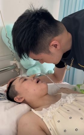 ▲陸女網紅病逝享年32歲　夫妻相愛13年淚別：真的是最後一面了。（圖／翻攝自抖音／你的小浩阿）