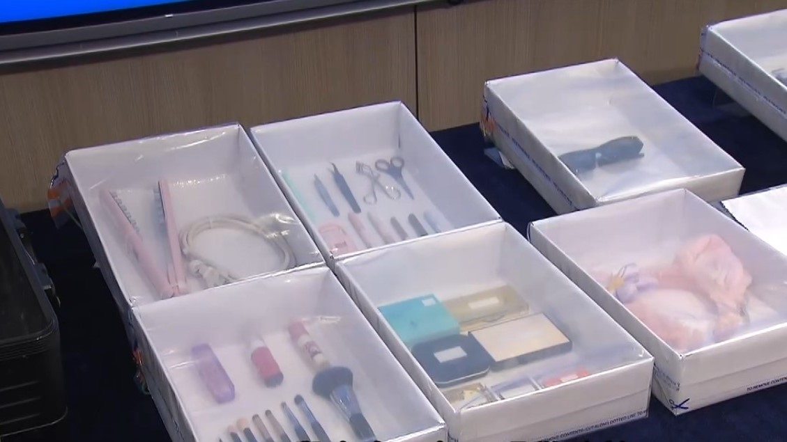 行動中入境處人員檢獲被捕人士的攝影器材及道具、化妝用品和手提電話。