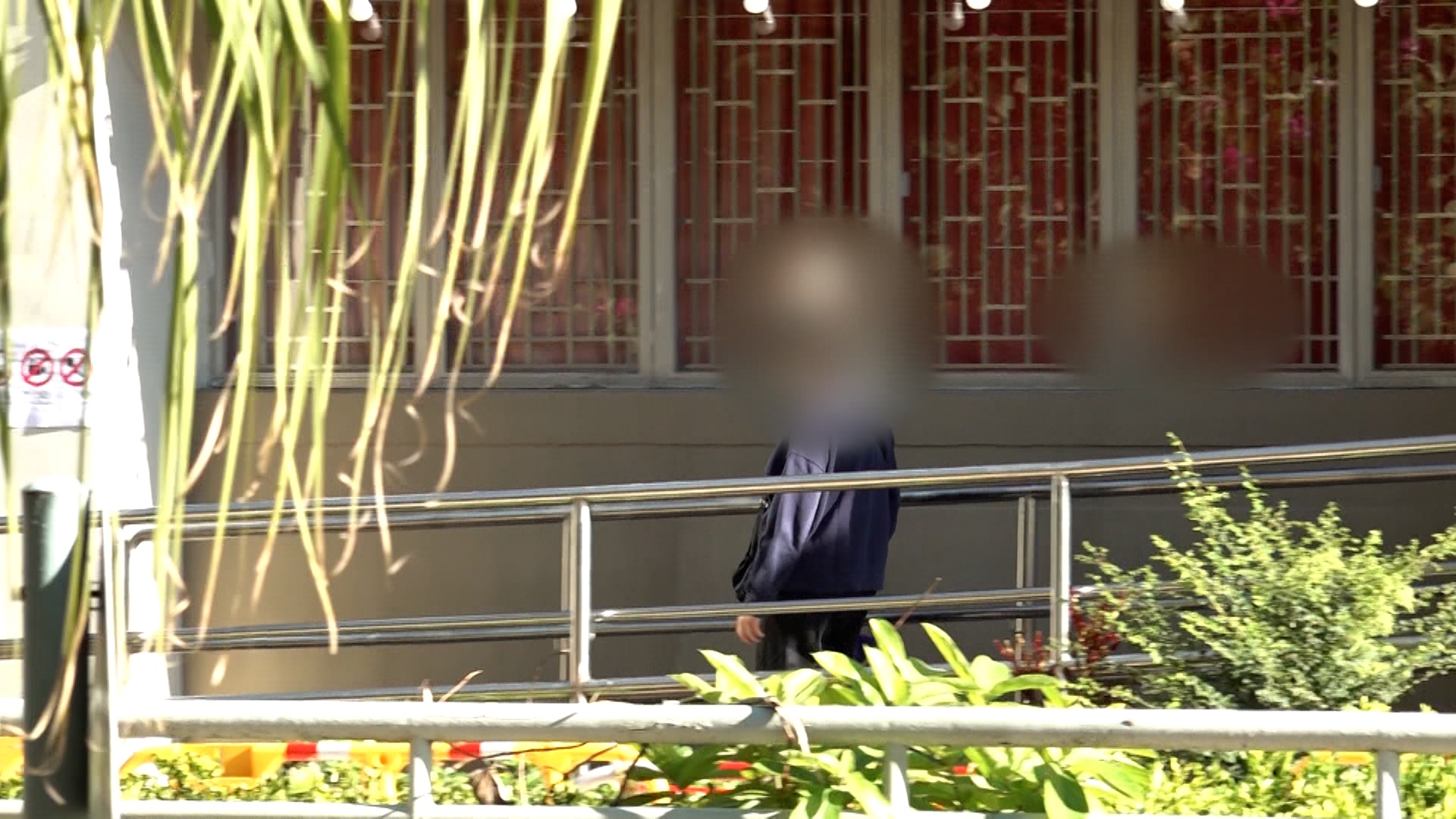 林先生亦向醫管局查證過，職員表示沒有林先生父親的資料，所以很大機會還在火場裏面，兩母子只能夠在現場繼續看照片，希望能夠找到家人的下落。 