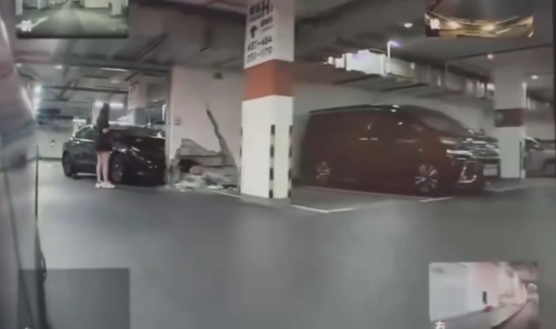 車Cam直擊｜女生停車場疑炒車撞爛牆勁誇張