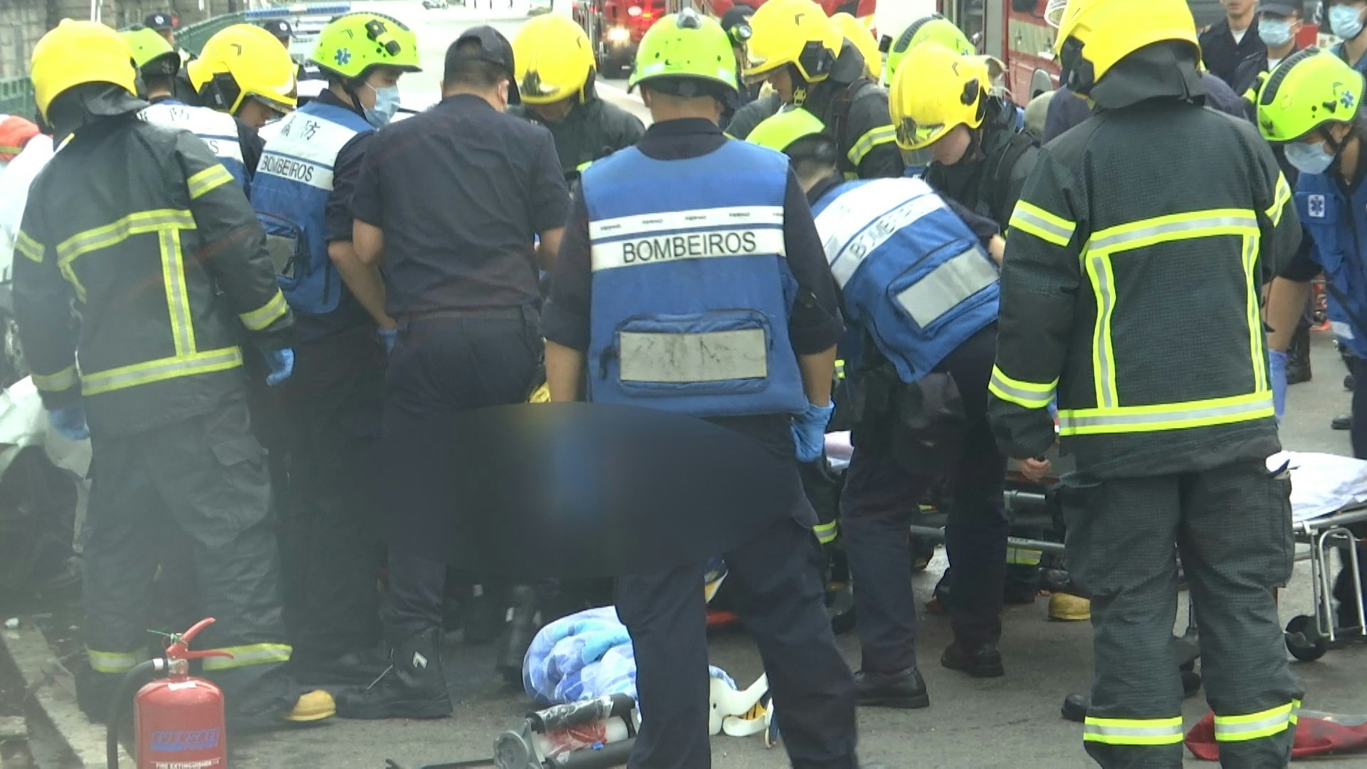 消防救出車內傷者（澳廣視影片截圖）