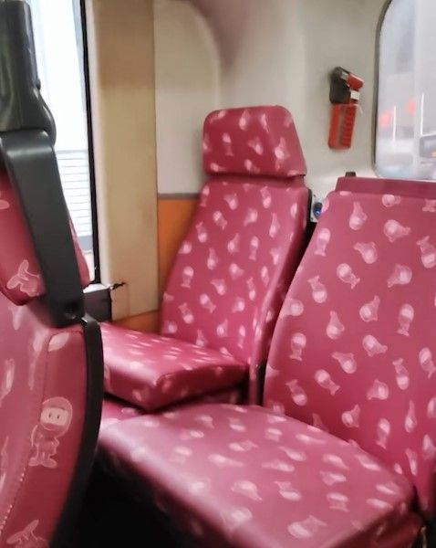 巴士上層後排座椅離奇被拆走，網民猜測可能因為1件事？