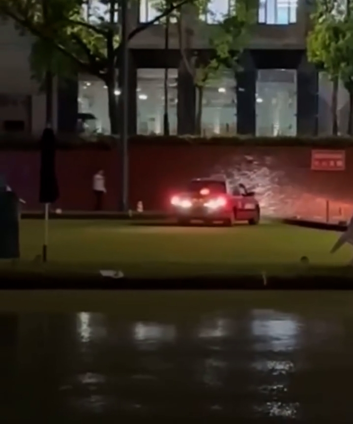 一輛載客的士在晚間駛入紀利華木球會的草坪，經過多番前進和倒車，仍未能成功離開草坪。（Facebook影片截圖／車cam L（香港群組）／Akakin Li）