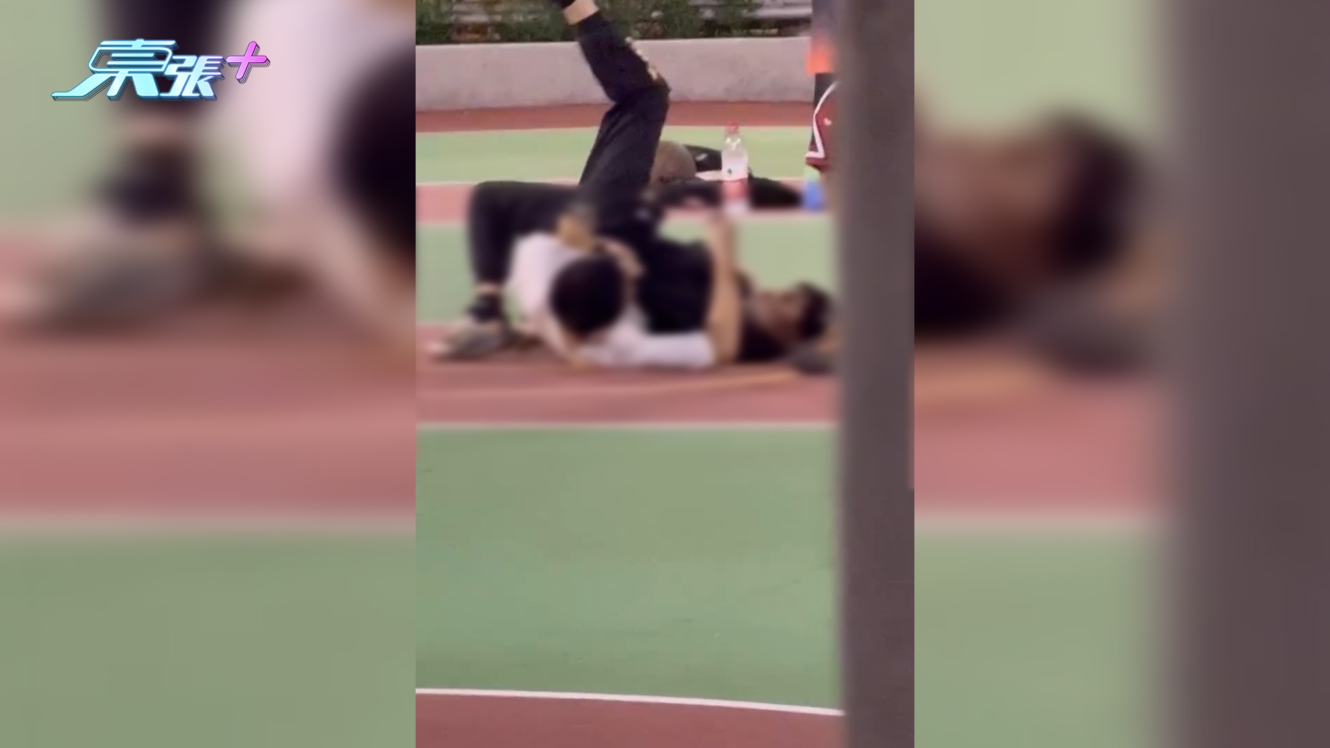 球場MMA｜兩少年動武糾纏倒地　一人「出刀」一人戴「鐵蓮花」(FB@車cam L（香港群組）／Billy Chan)