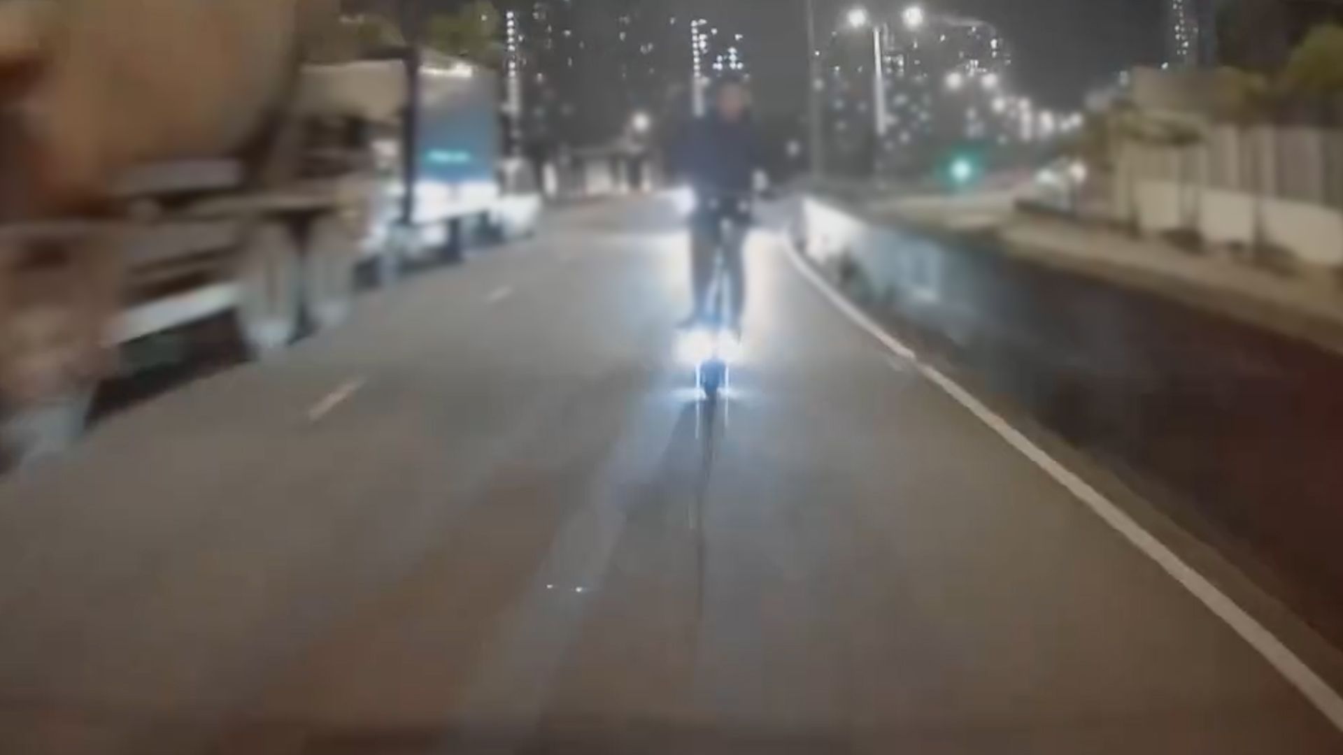 5人踩電動滑板車行馬路上飛鵝山