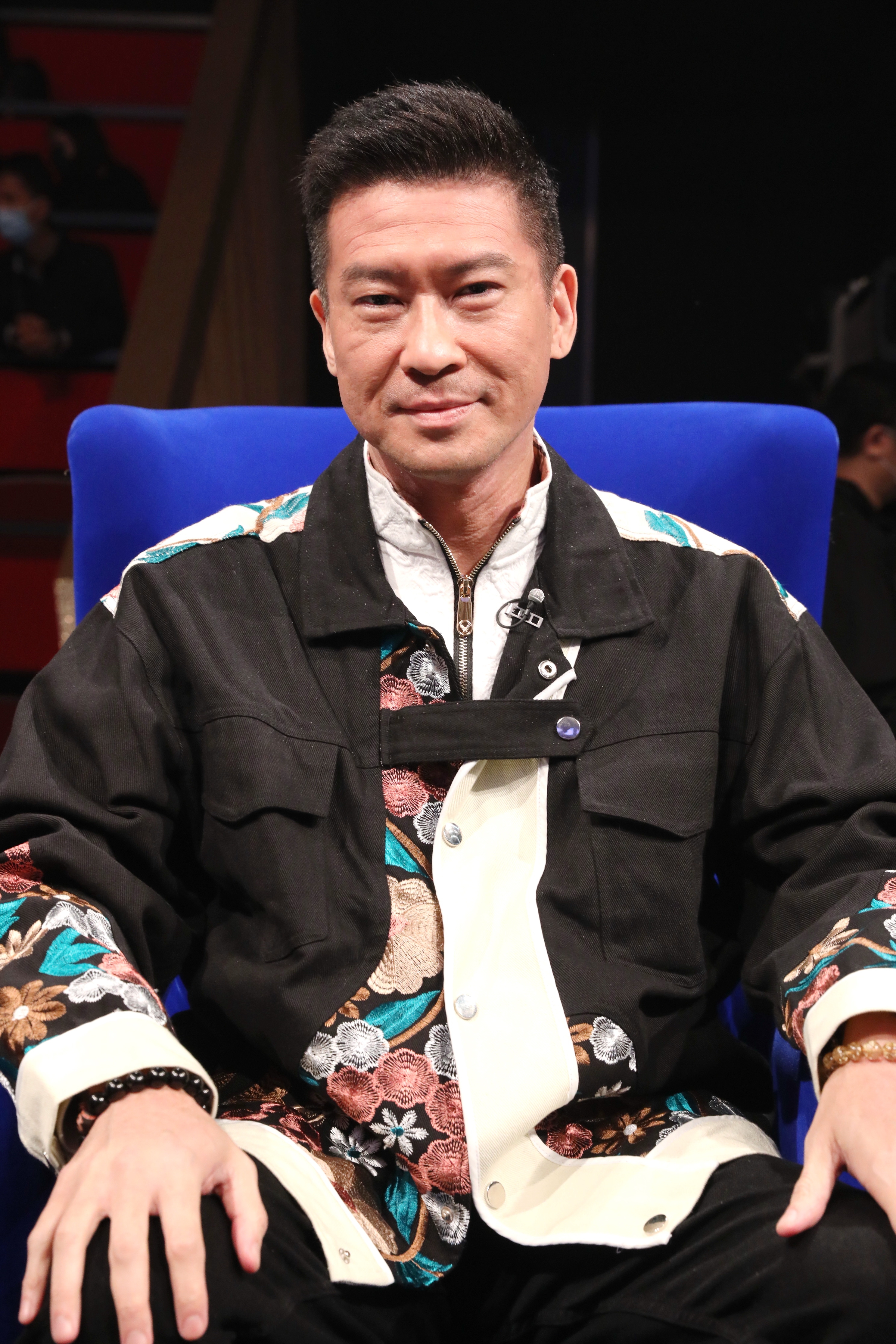 張佳添是著名音樂人，曾擔任《聲夢傳奇2》星級評判、前樂隊Black Box主音。