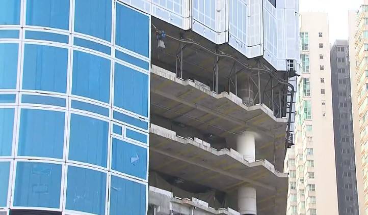 西九高鐵站上蓋工業意外｜玻璃幕牆組件壓斃工人，地盤全面停工。