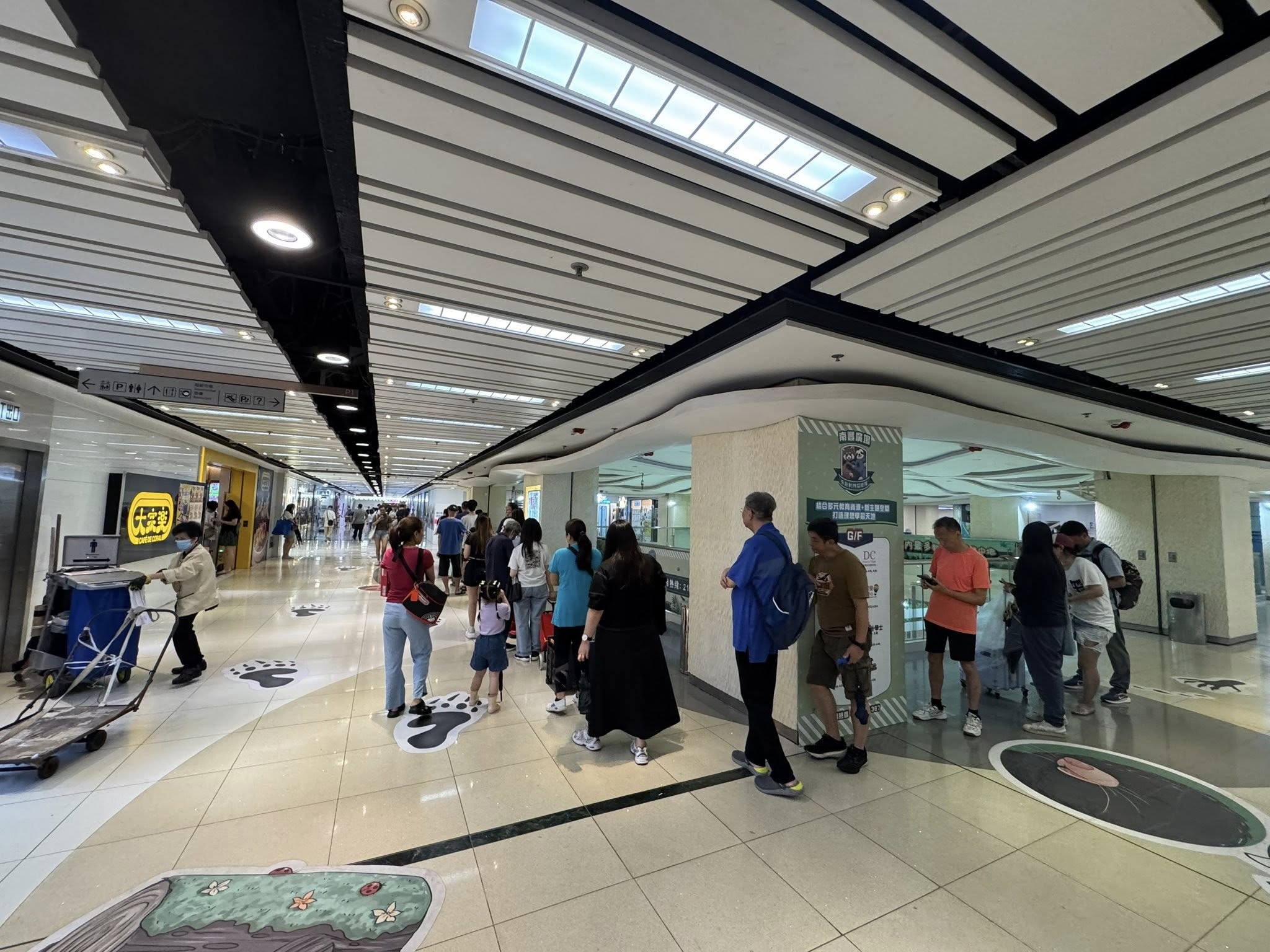 坑口南豐廣場自提點排長龍。 (FB@區議員張美雄)