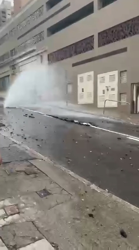 現場噴出逾2米高水柱，有路面被沖毀，碎石散滿一地。（Facebook影片截圖／車cam L（香港群組）／Bosco Chu）