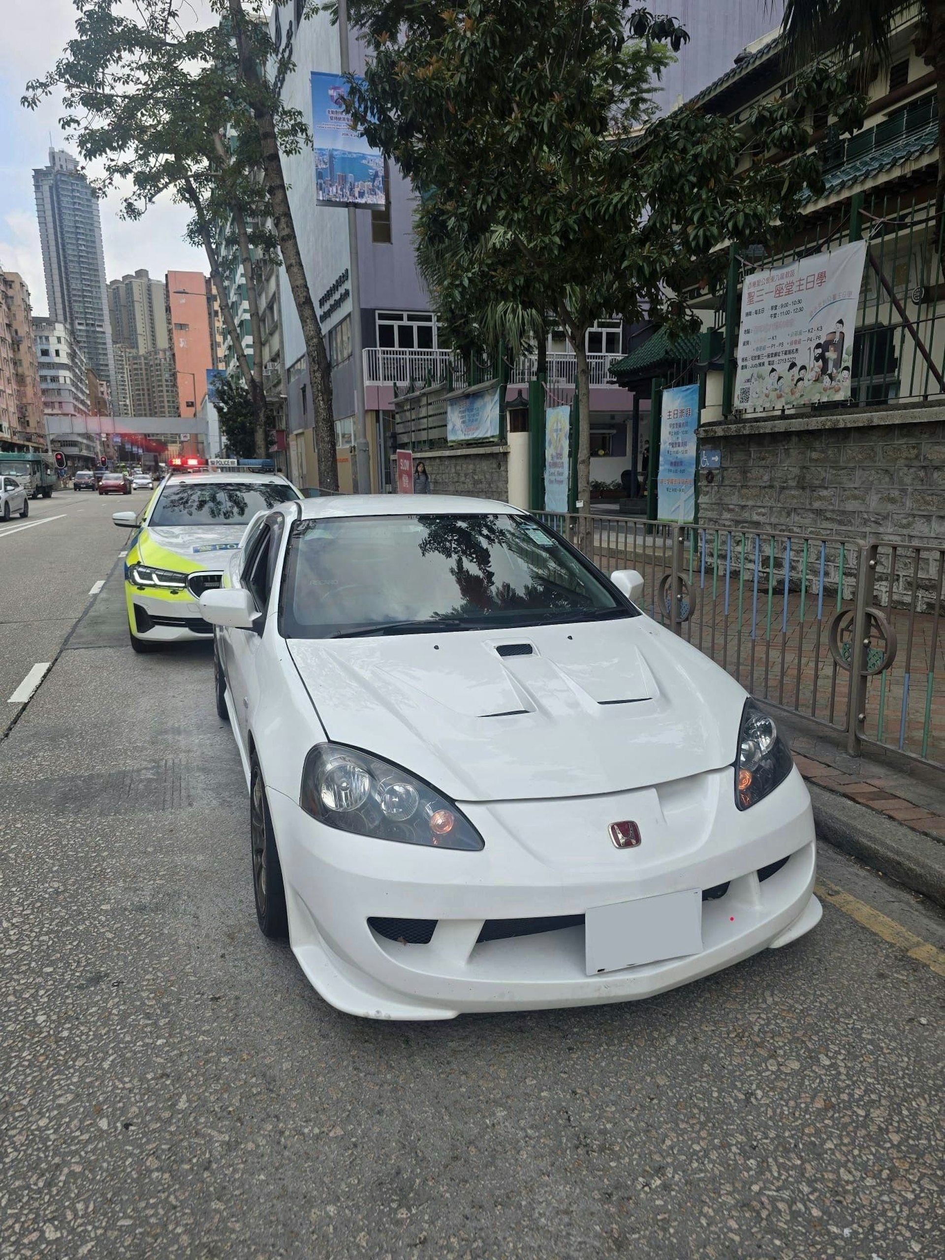 警方於復活節長假期前夕，在西九龍進行執法行動，打擊「酒後駕駛」、「非法賽車」、「超速駕駛」、「非法改裝」等罪行。（警方圖片）
