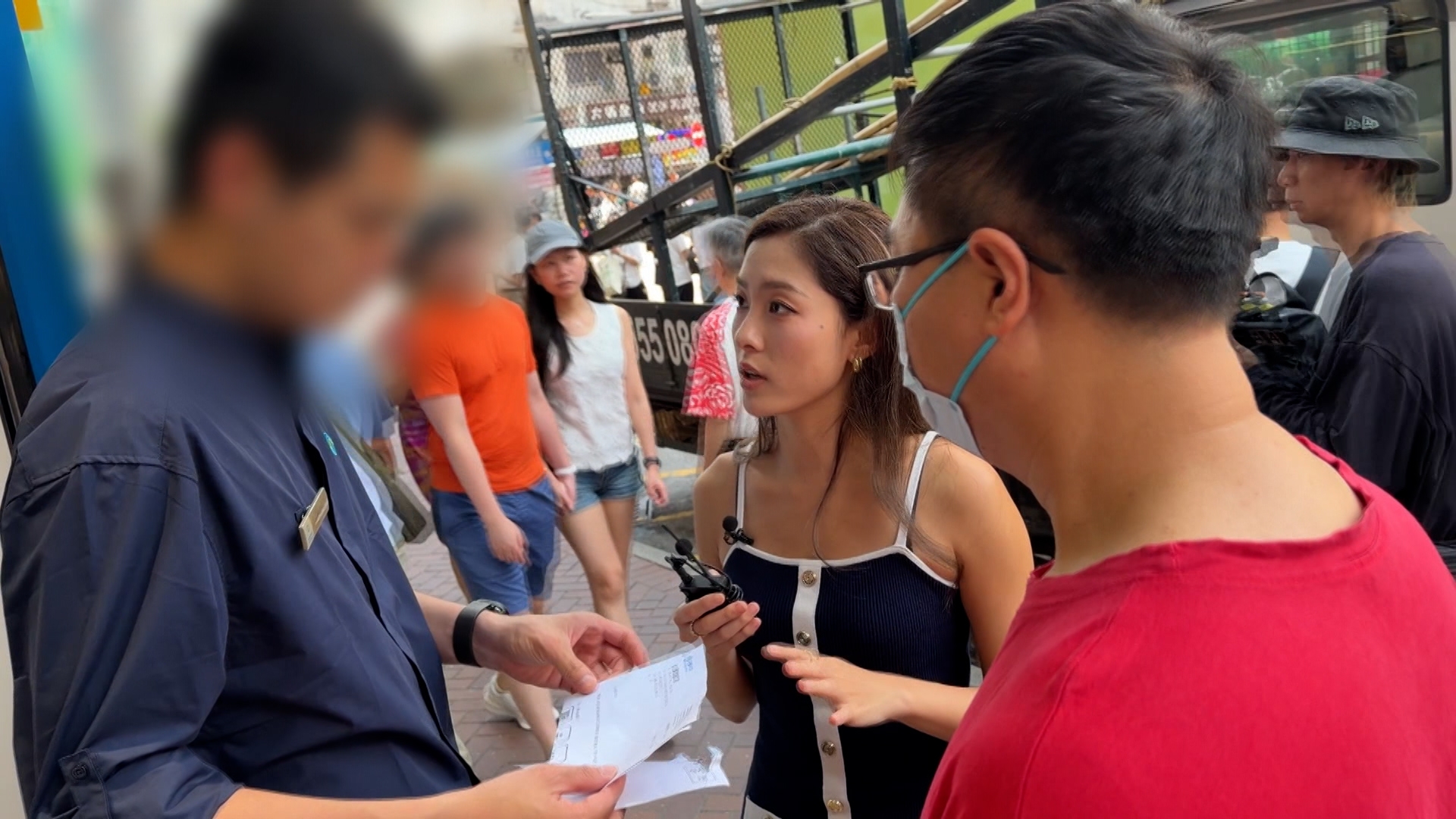 在《東張西望》陪同下，陳先生再次到門店查詢。