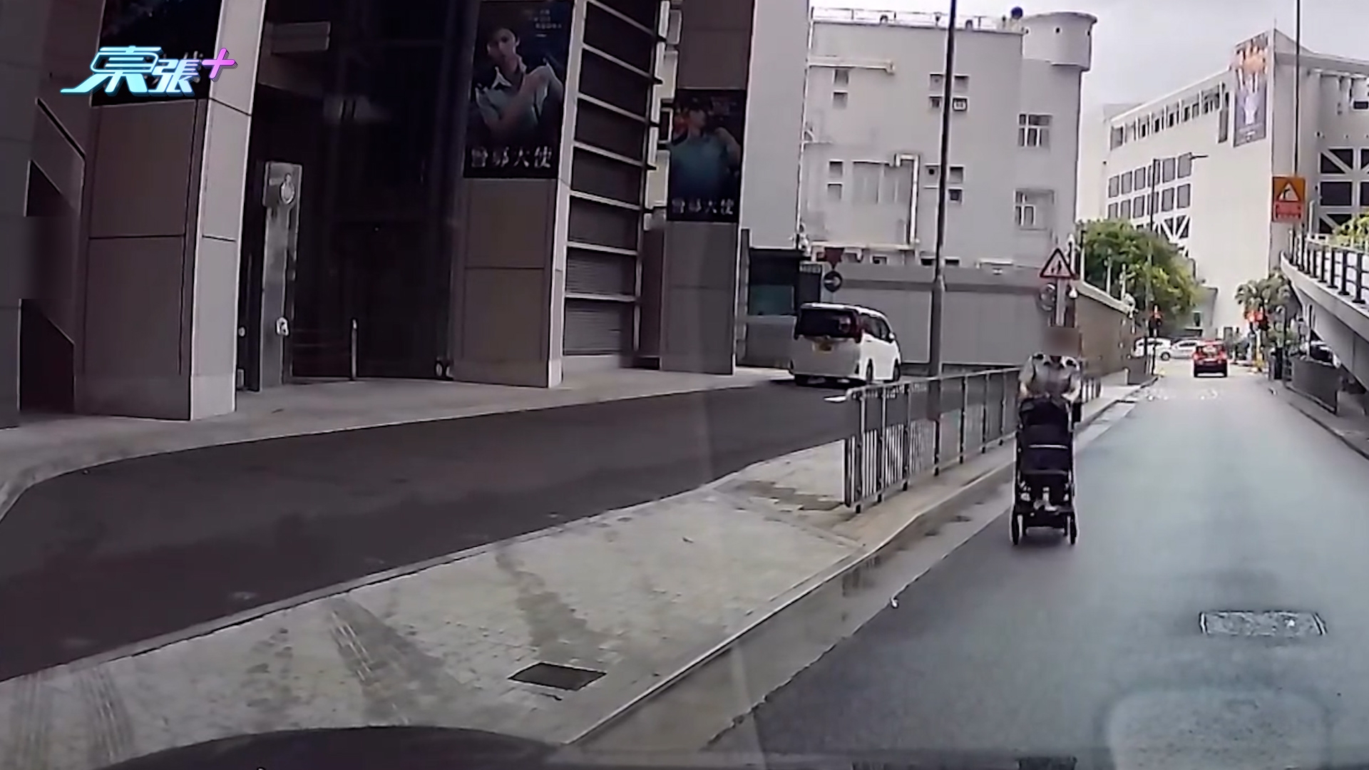 車Cam直擊｜灣仔警總外BB車失控滑出馬路　的士急扭避開　驚險一刻曝光 （FB@車cam L（香港群組）／家寶）