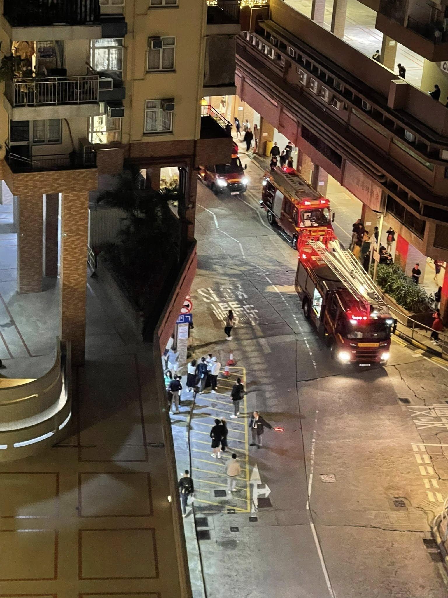 消防員抵達後，立即開動一條喉及派出一隊煙帽隊進入起火單位進行撲救。 (網上截圖)