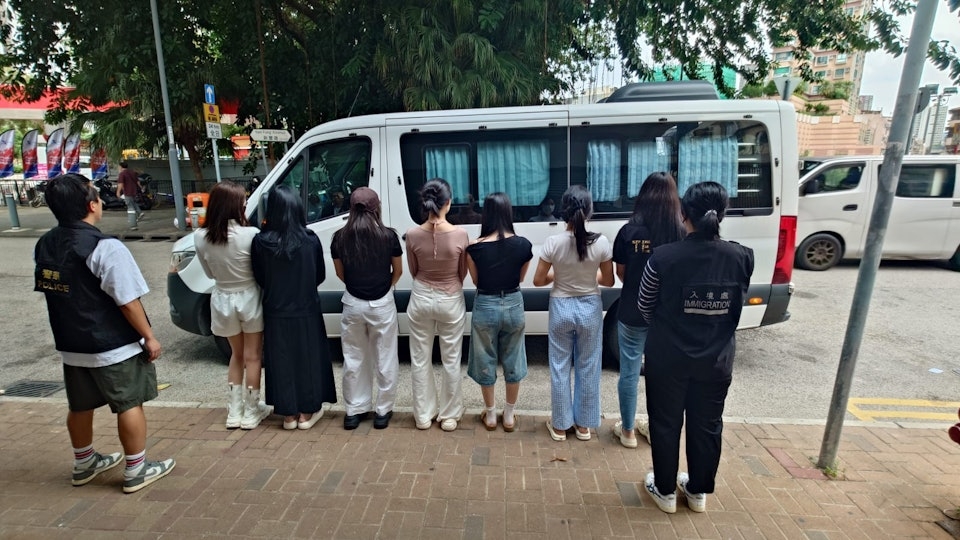 大埔上水拘14名內地女最大52歲。(警方提供)