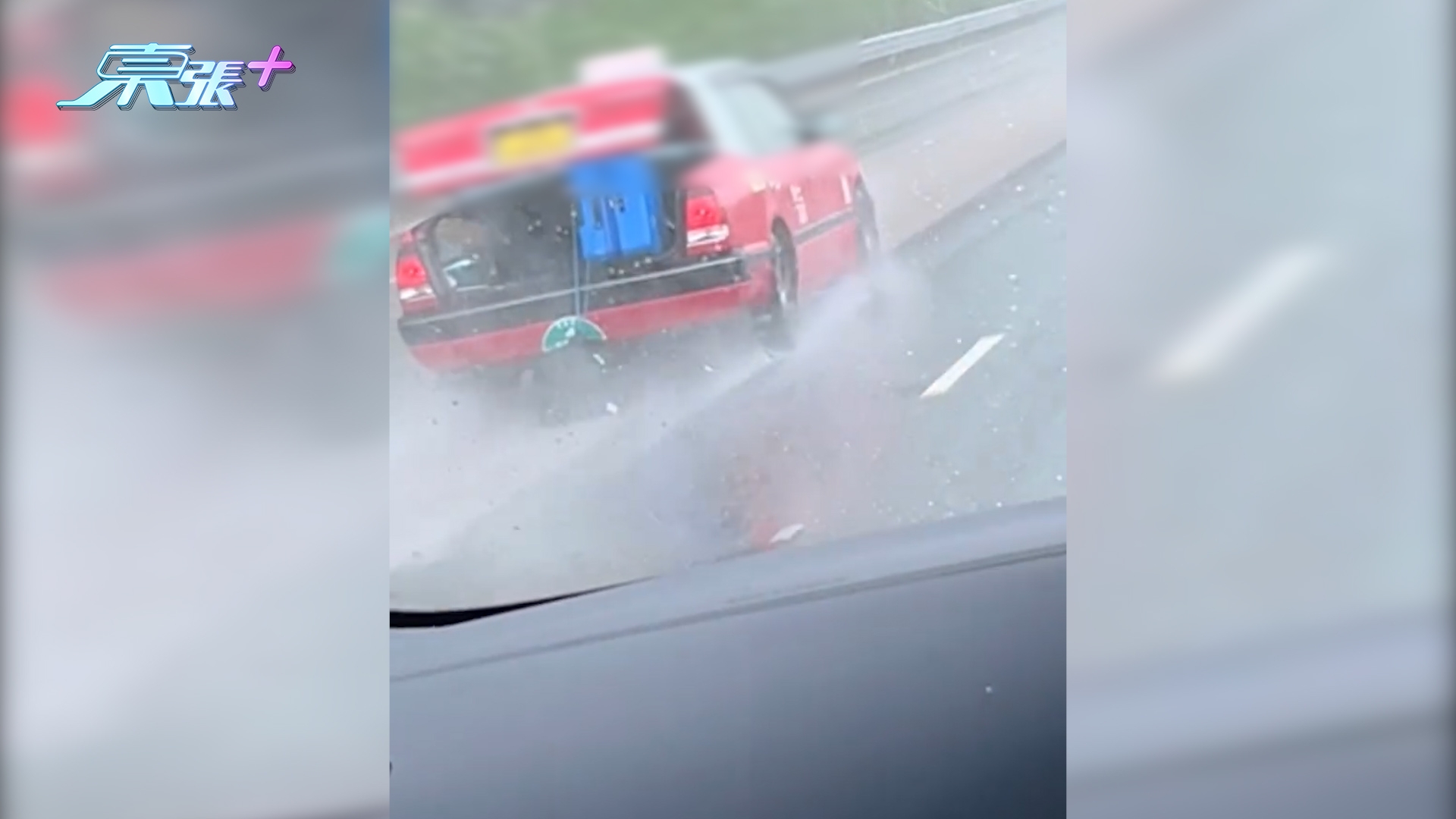 東張西望報料｜的士車尾箱超載行李「外掛」馬路　片主嘲：物理擴容玩命式載貨