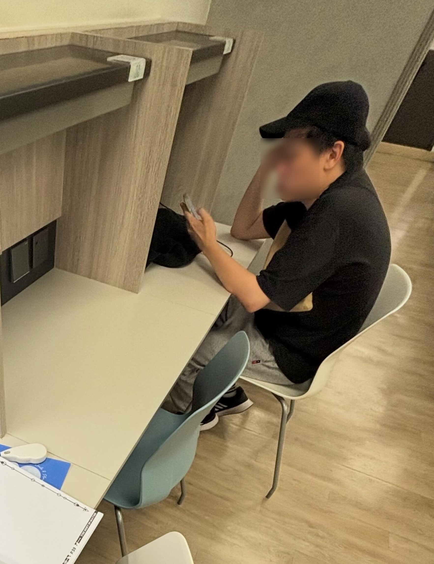 東張西望跟進｜圖書館自修室變電動滑板充電站　男子疑用公家插座充電被拍引爆討論