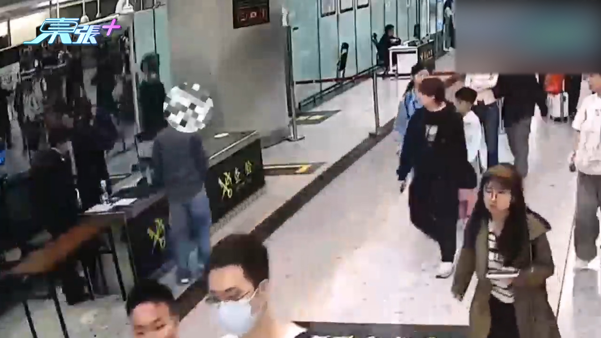 男子入境香港攜「超額美元」現鈔疑走資　西九龍站過關神色緊張最後被截 (內地海關總署影片截圖)