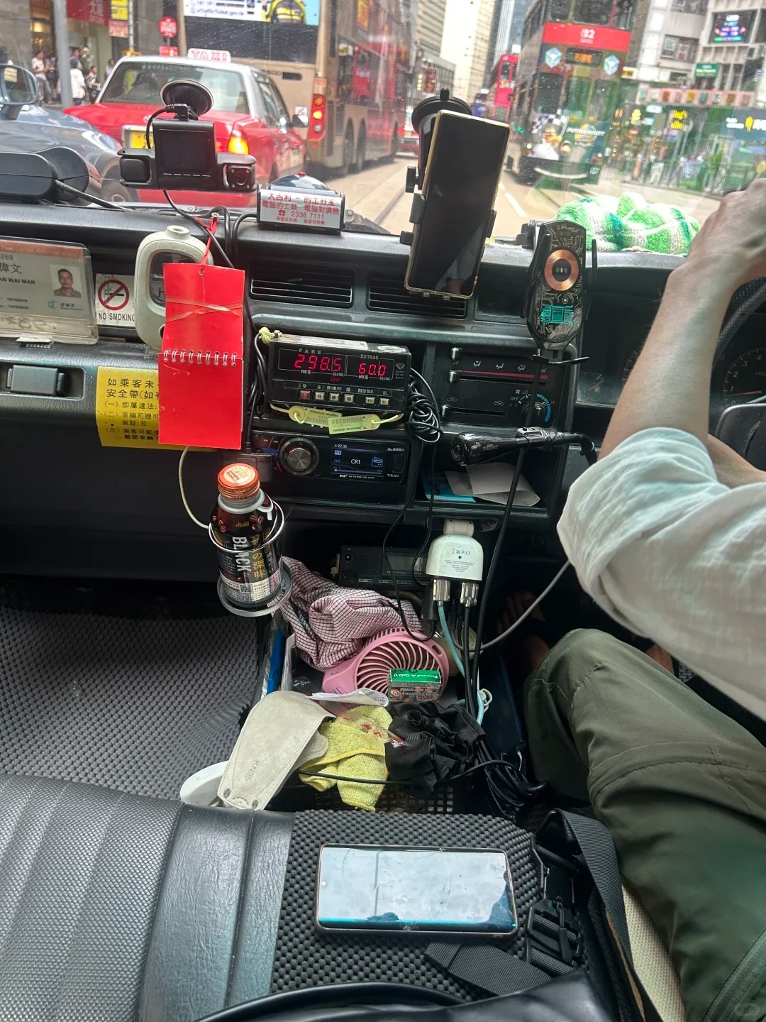 內地女香港搭的士車資$385誤付4張金牛　慘遇無良司機拒找續終報警求助