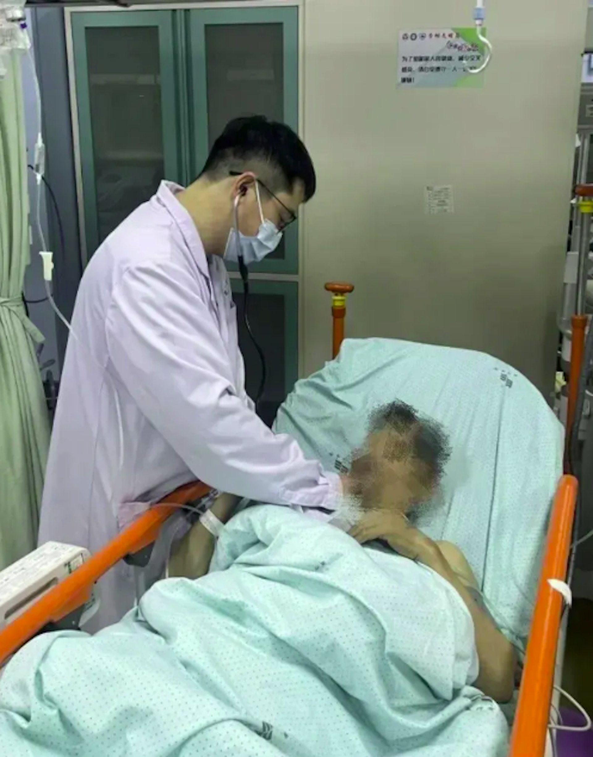 醫生為他注入特效解毒劑亞甲藍後，王先生的膚色由藍紫轉紅。（網上圖片）