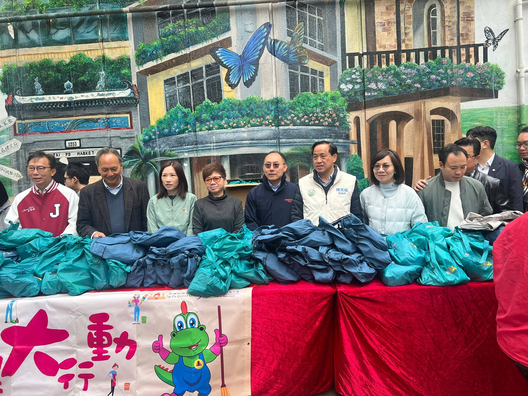 新年2026｜黃碧嬌現身大埔伙食環署「洗邋遢」派清潔包。 (FB＠大埔區議員陳笑權)