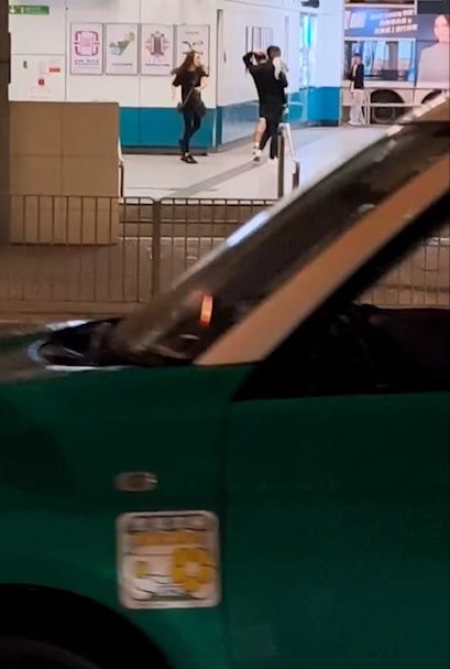 屯門MMA｜暴躁妻港鐵站內手袋毆打抱子丈夫