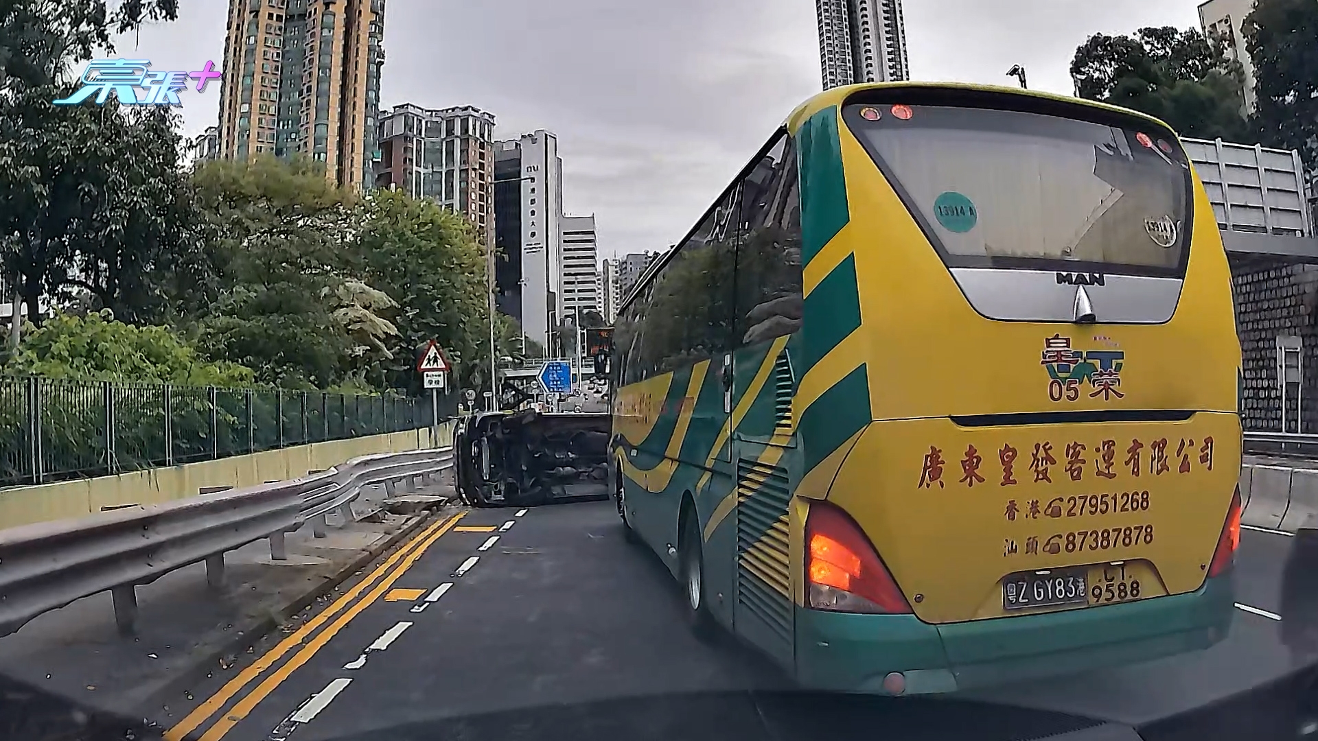 東張西望報料｜何文田公主道旅遊巴疑撞客貨車　車Cam直擊客貨車失控翻側前一刻