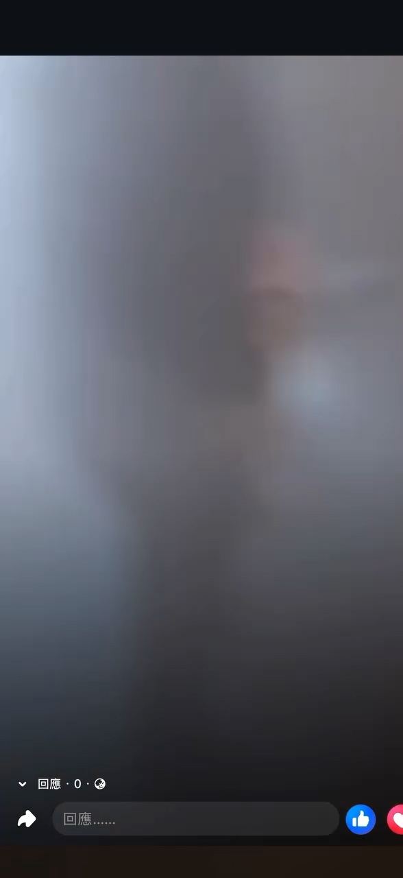 帖文附上的影片顯示，一名印傭、一名婆婆及另外一人被困在宏福苑單位中，單位內充滿濃煙。（Threads影片截圖／ jackson_shop_hk） 