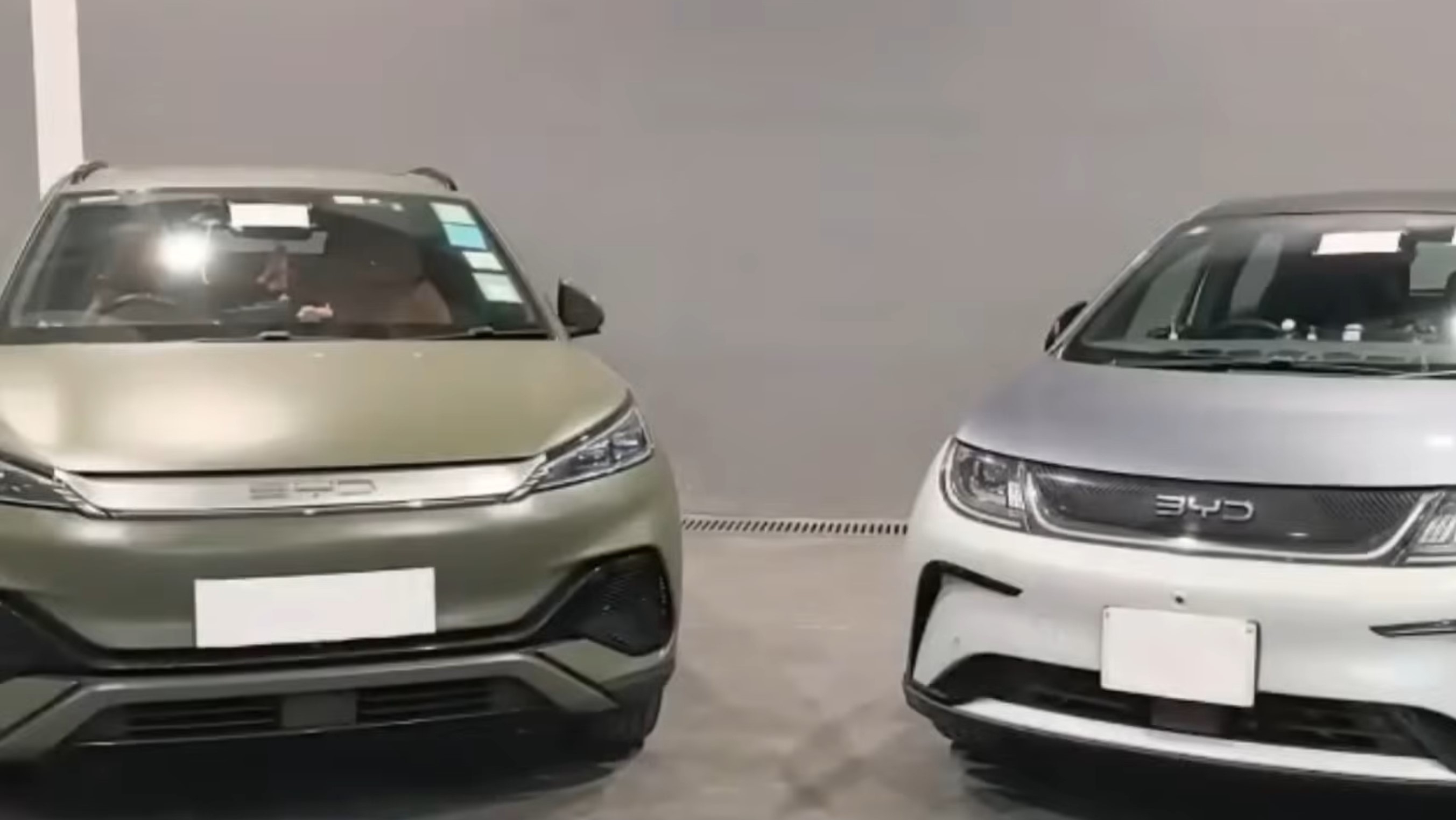 兩輛涉案私家車已被扣查及作進一步檢驗。（警方YouTube直播截圖）
