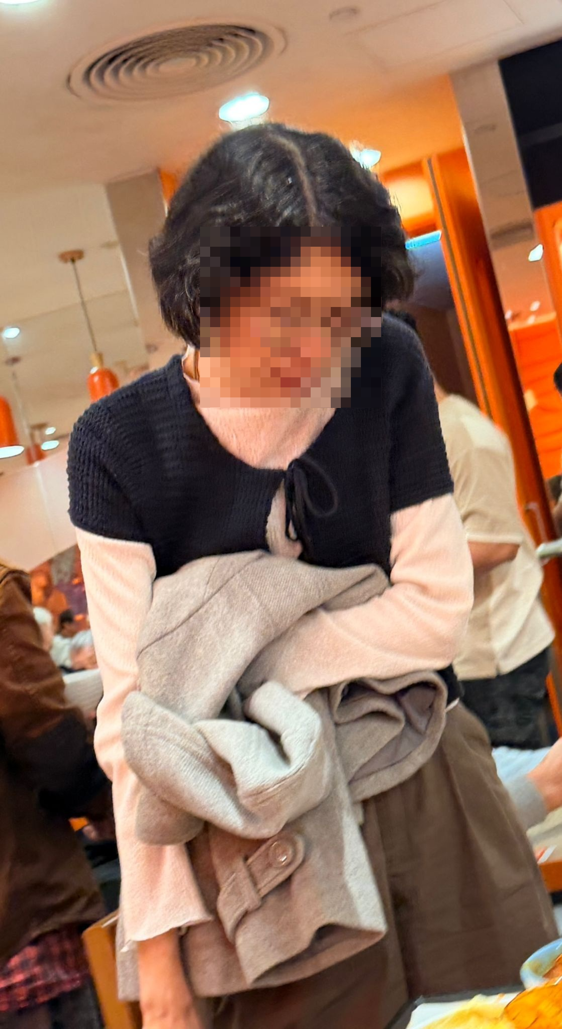 戴著眼鏡的疑似偷袋賊形跡可疑，閃縮地抱著一件淺灰色大衣。（Threads圖片／jwon_g8）