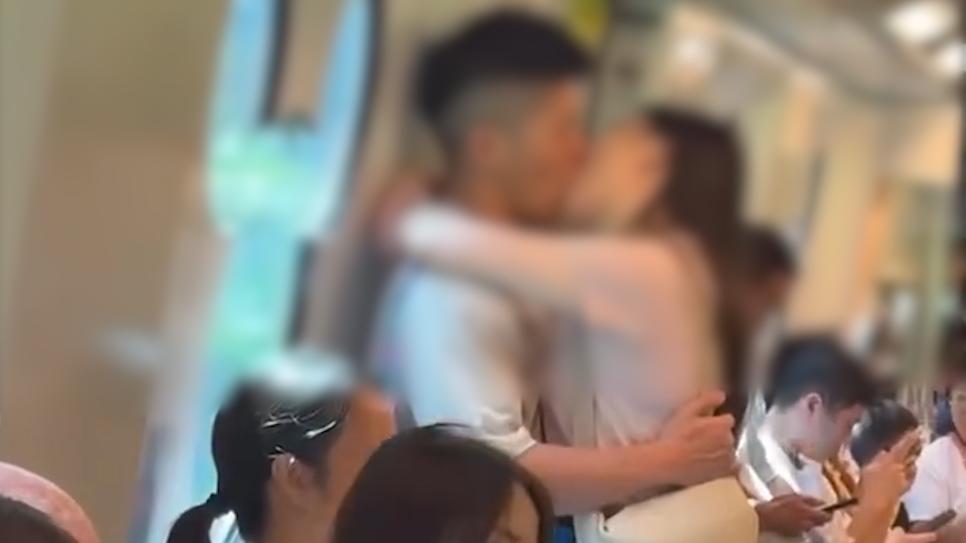 港鐵迪士尼綫車廂情侶忘我激吻全被拍　網民精警回應：帶你進入奇妙世界