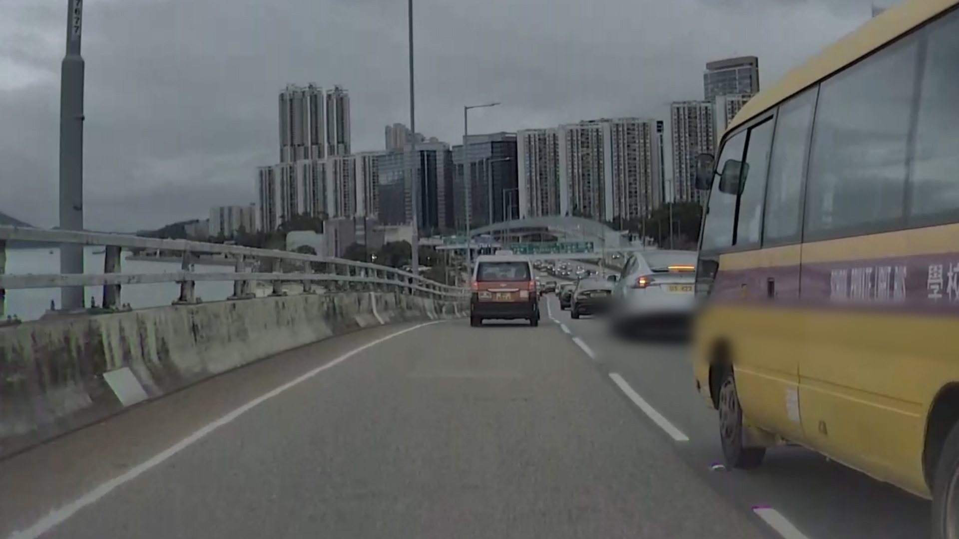 東張西望報料｜車Cam｜校巴東區走廊「左穿右插」仲疑似超速？觀眾報料：似揸紅Van咁