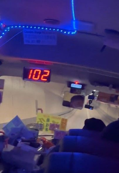 紅Van隧道車速開過百嚇壞乘客，網民留言大曬亡命小巴事蹟。(影片截圖)