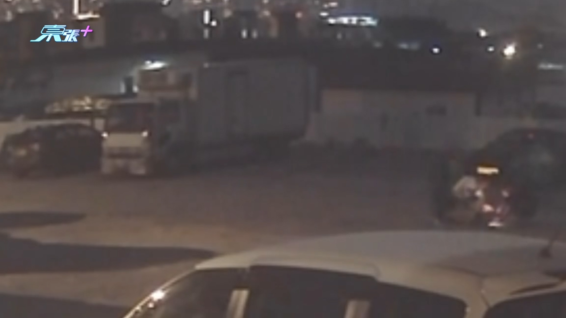 東張西望報料｜元朗山下村停車場非法搞「煙花大會」　村民：彈花晒啲車