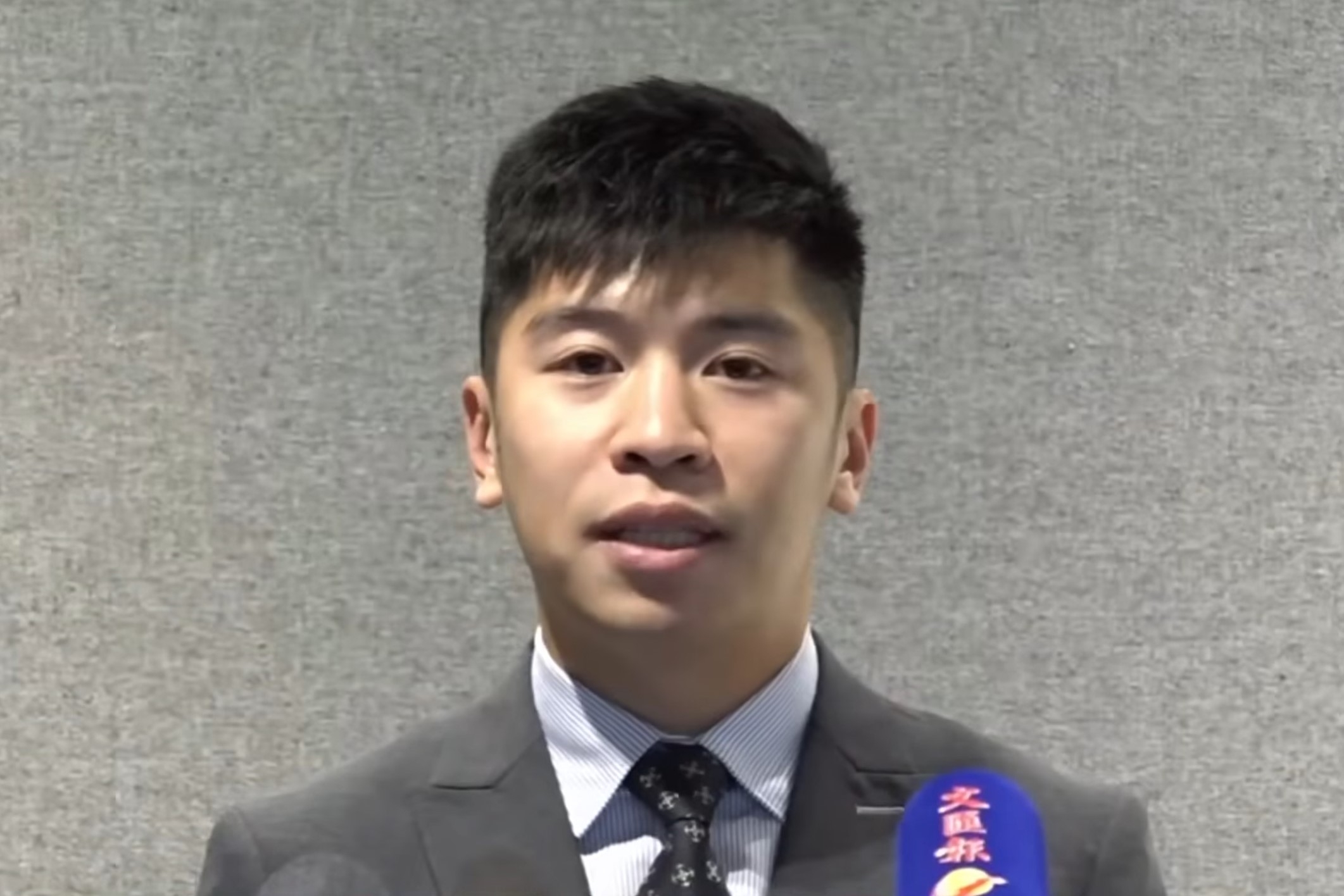 東九龍總區反三合會行動組主管高級督察馮柏羲（警方YouTube直播截圖）