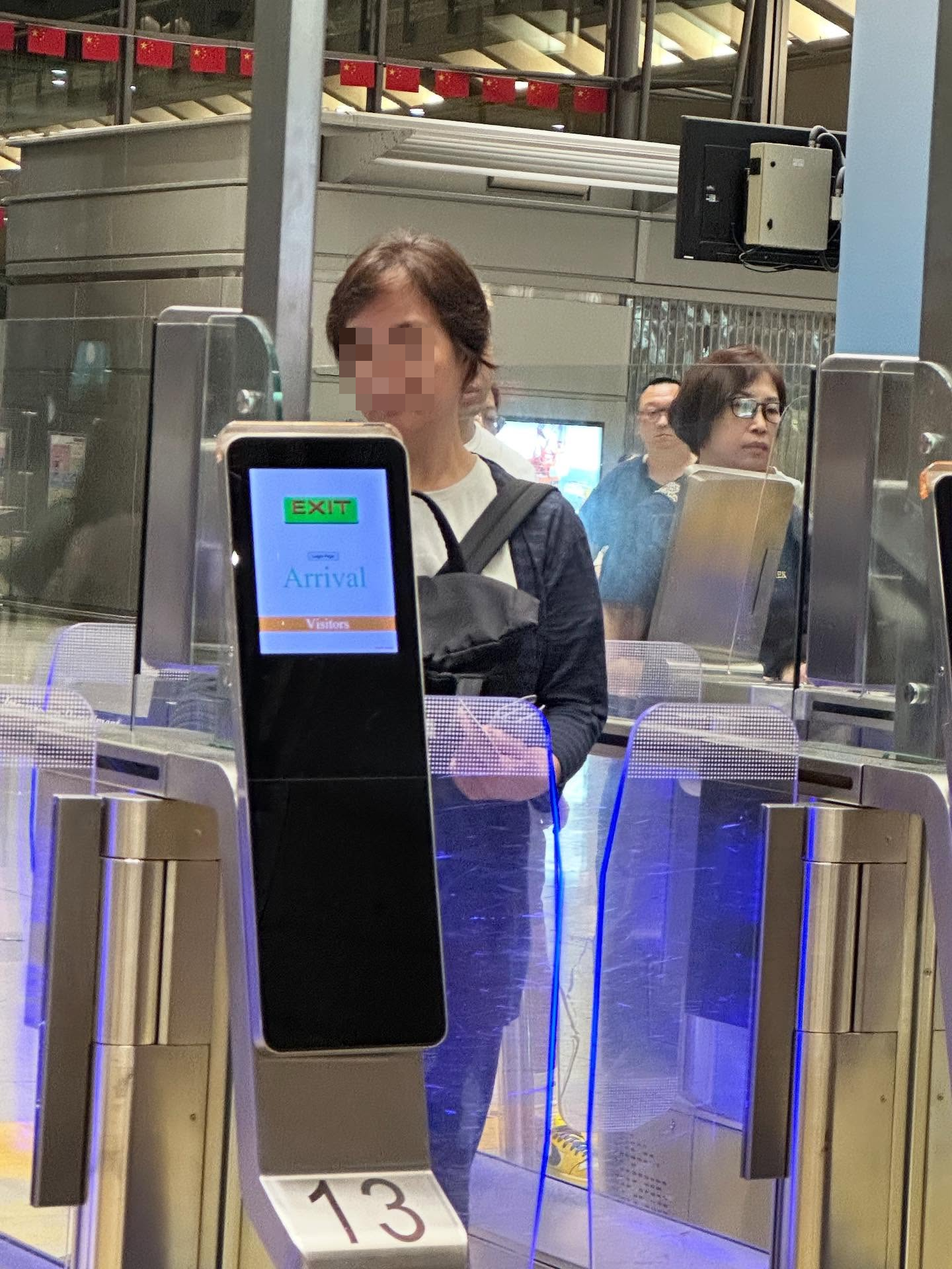 港女港珠澳返港遇「金巴老鼠」扮搵篋　大媽急腳過關掩飾行竊