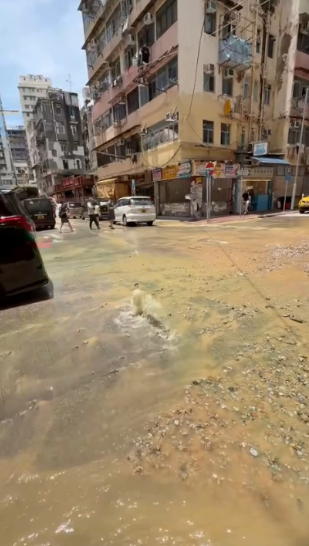有片｜油麻地鹹水管爆裂　寶靈街路面湧現黃泥水 沙石四濺交通受阻