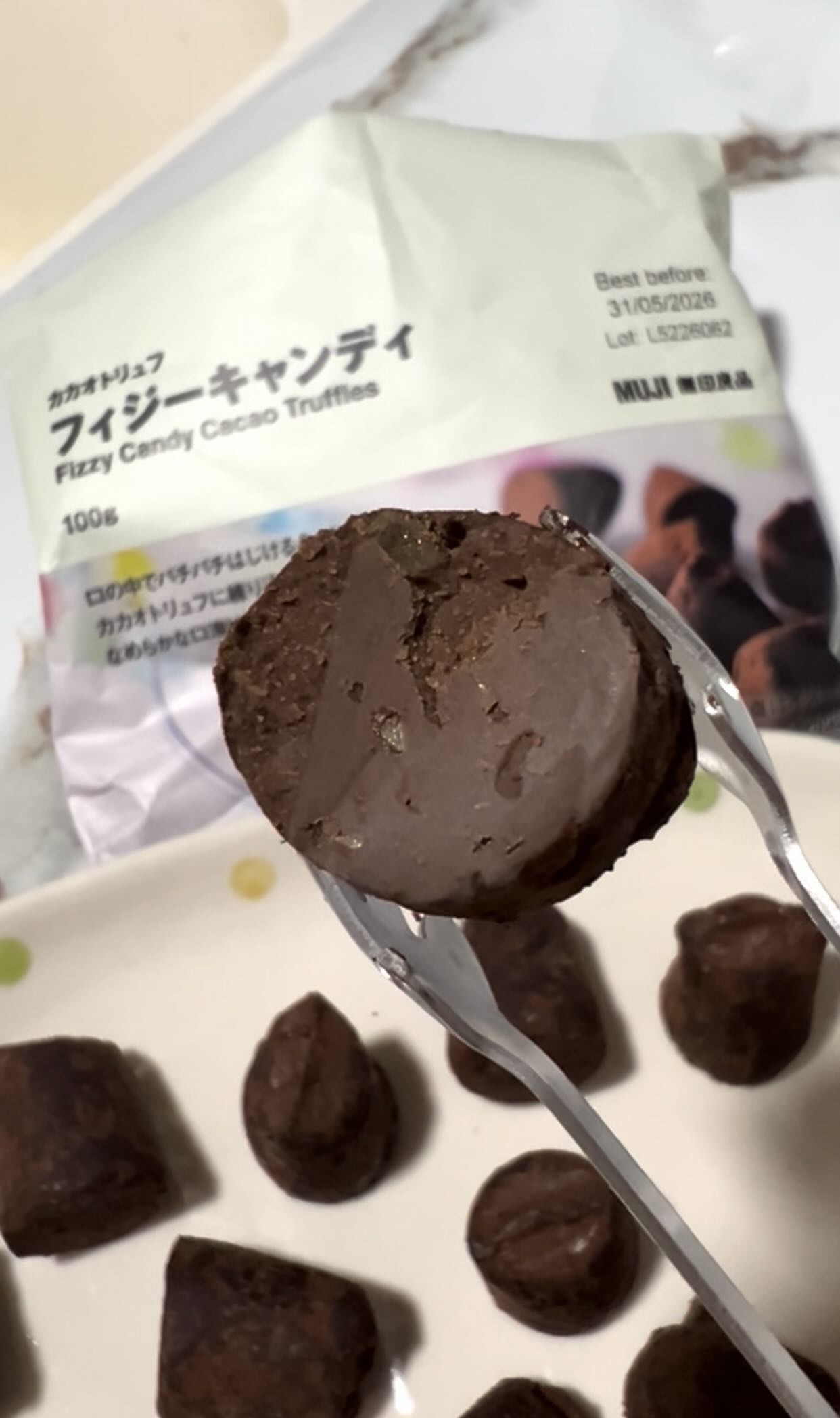 該短片展示一款朱古力零食，創作者形容「食落軟滑」、「松露味唔濃」，並強調「上面有松露味可可粉」。 (網上截圖)