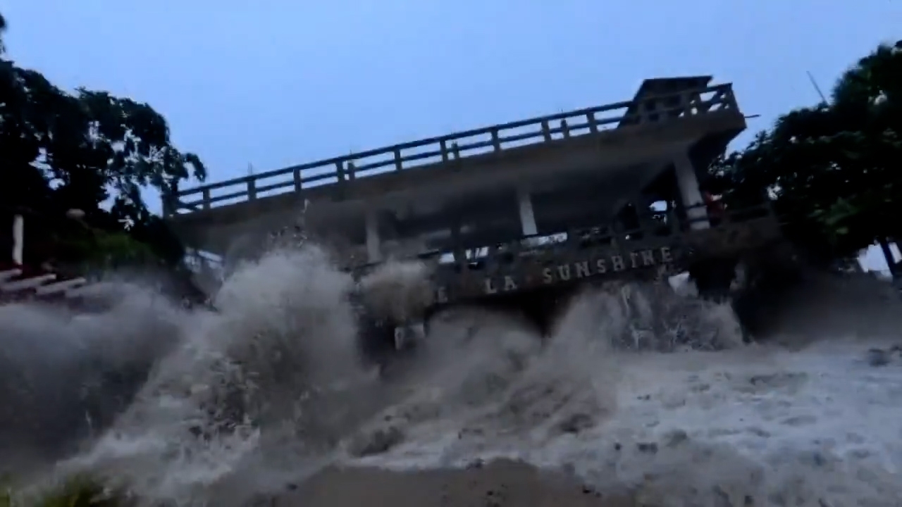 片段的第二部分疑是由一名路人拍攝，該名路人一邊逃離巨浪，一邊以主觀角度拍下巨浪撲來的震撼畫面。（Threads影片截圖／shiangillus）