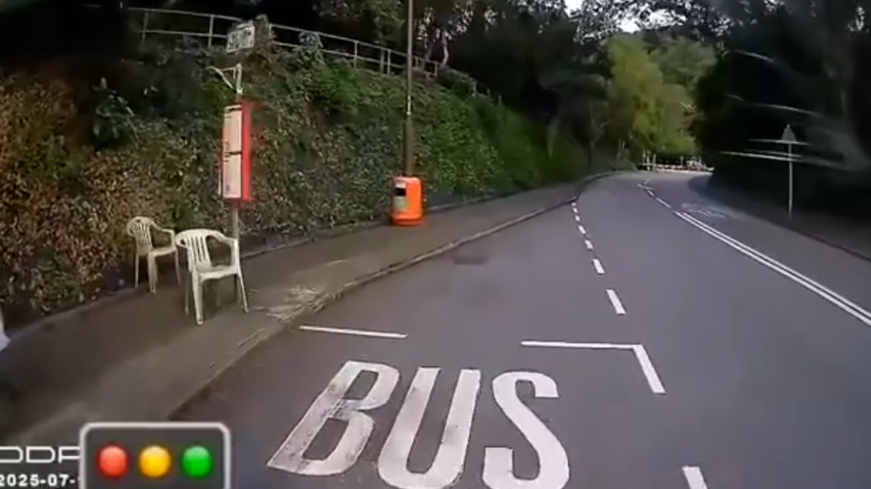 車Cam直擊｜少年北潭涌追巴士險走車　遇好心車長停車等候網民大讚