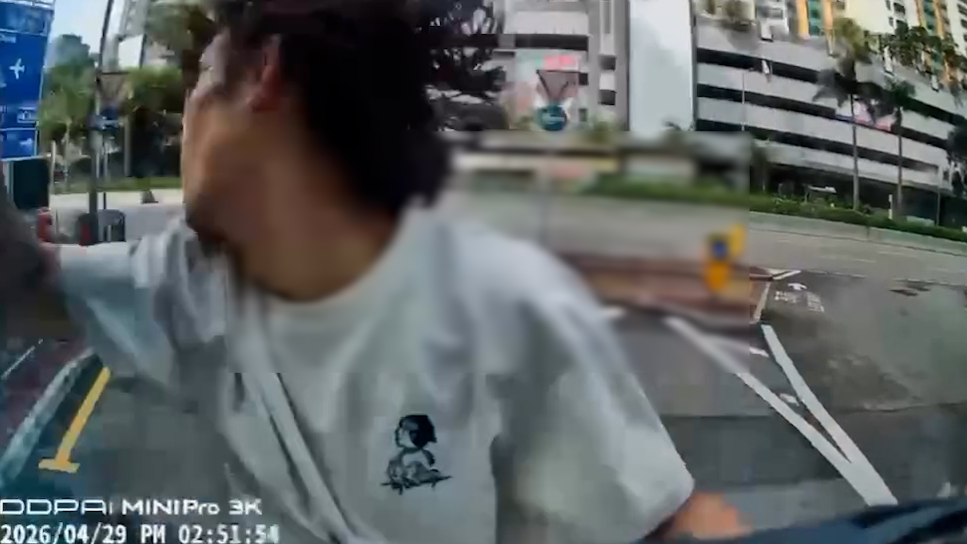 車Cam直擊｜深水埗男子碰瓷失敗　網民齊估：又係《東張》啲個案？（FB@車cam L（香港群組））
