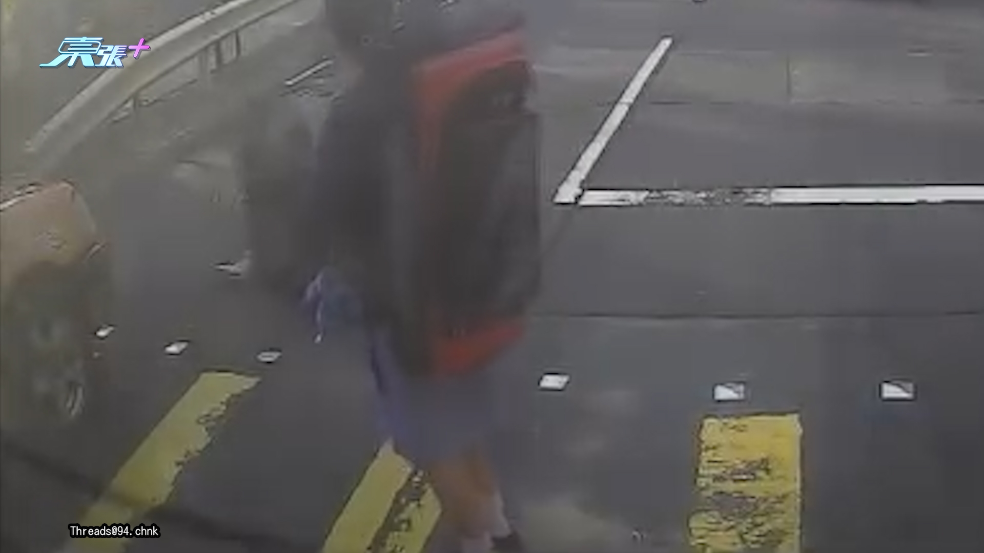 車Cam直擊｜鴨脷洲利東邨的士疑衝燈　13歲學生妹過馬路被撞飛 (Threads@94.chnk)