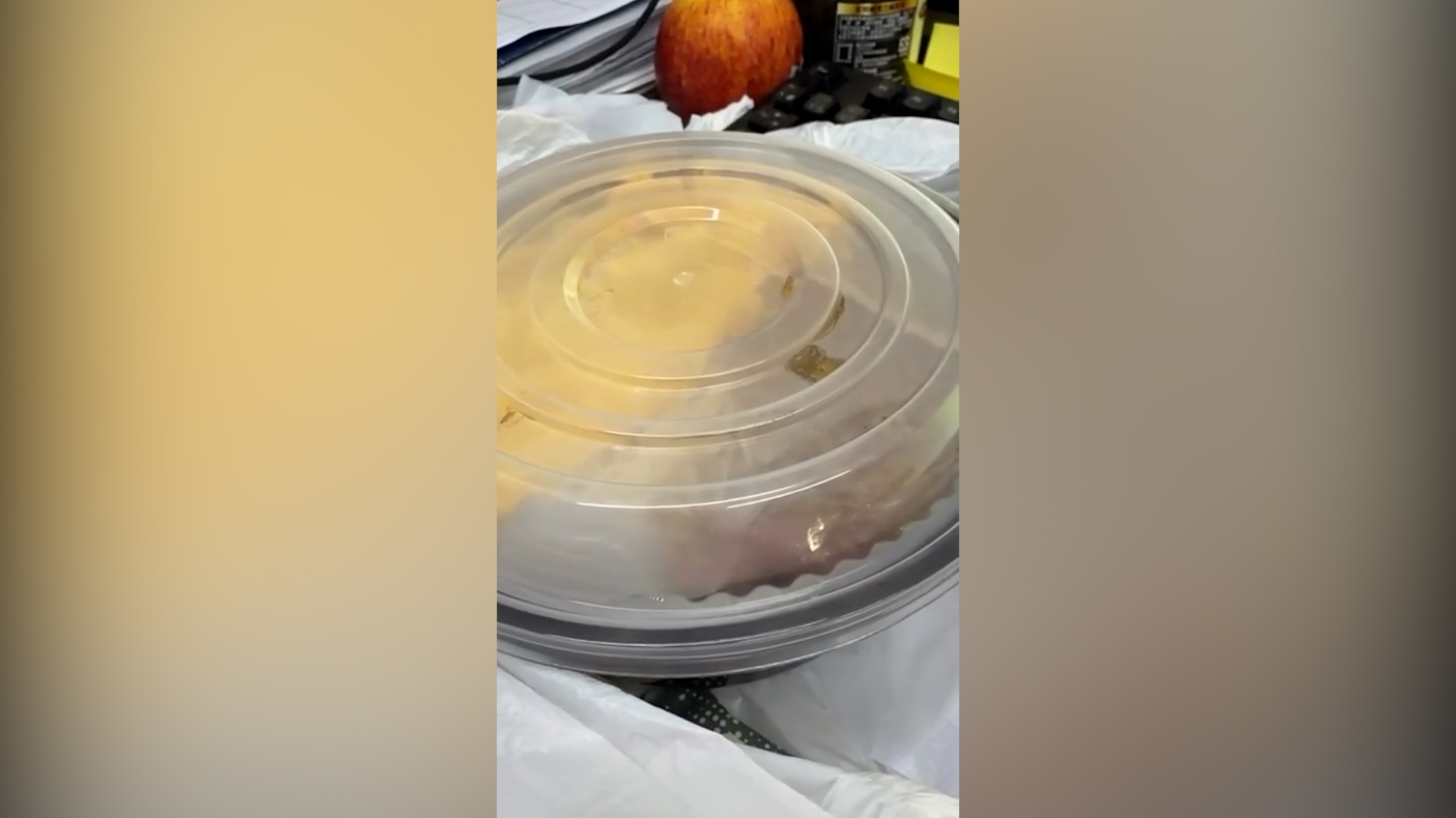 有食客打開外賣盒蓋嚇至花容失色，盒內竟發現一隻仍在郁動的老鼠BB。