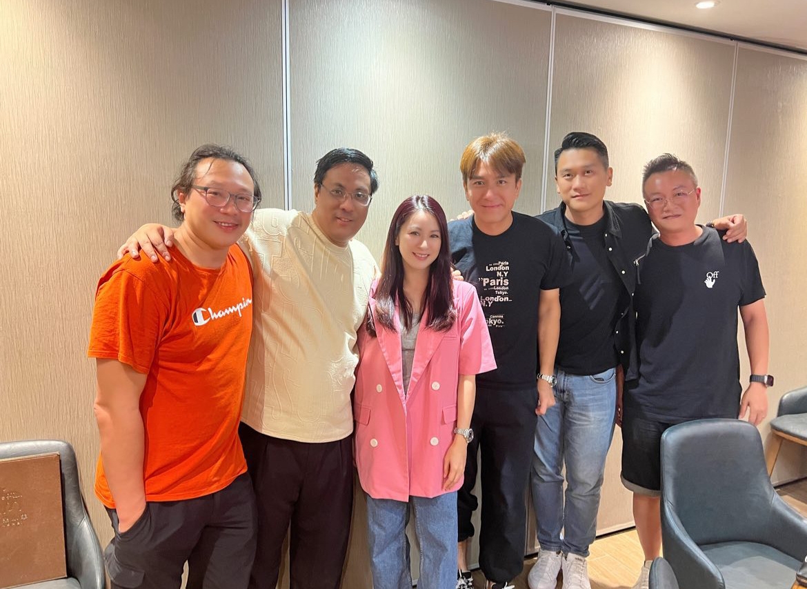 近日第14期藝員訓練班同學仔相約聚餐。